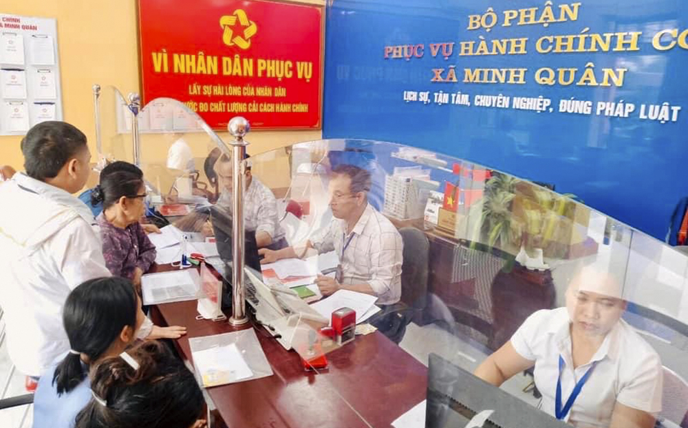 Người dân đến làm các thủ tục hành chính tại Bộ phận Phục vụ hành chính công xã Minh Quân, huyện Trấn Yên